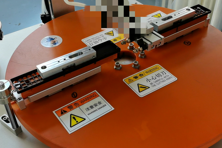 廣東貼膜機廠家哪家好？雙工位遙控器中框貼膜機，一臺機器頂5