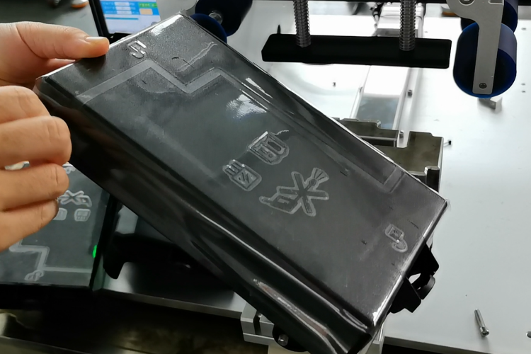 國內知名貼膜機工廠：周邊輔貼更全面，電池蓋自動貼膜機助力塑膠件生產品質升級